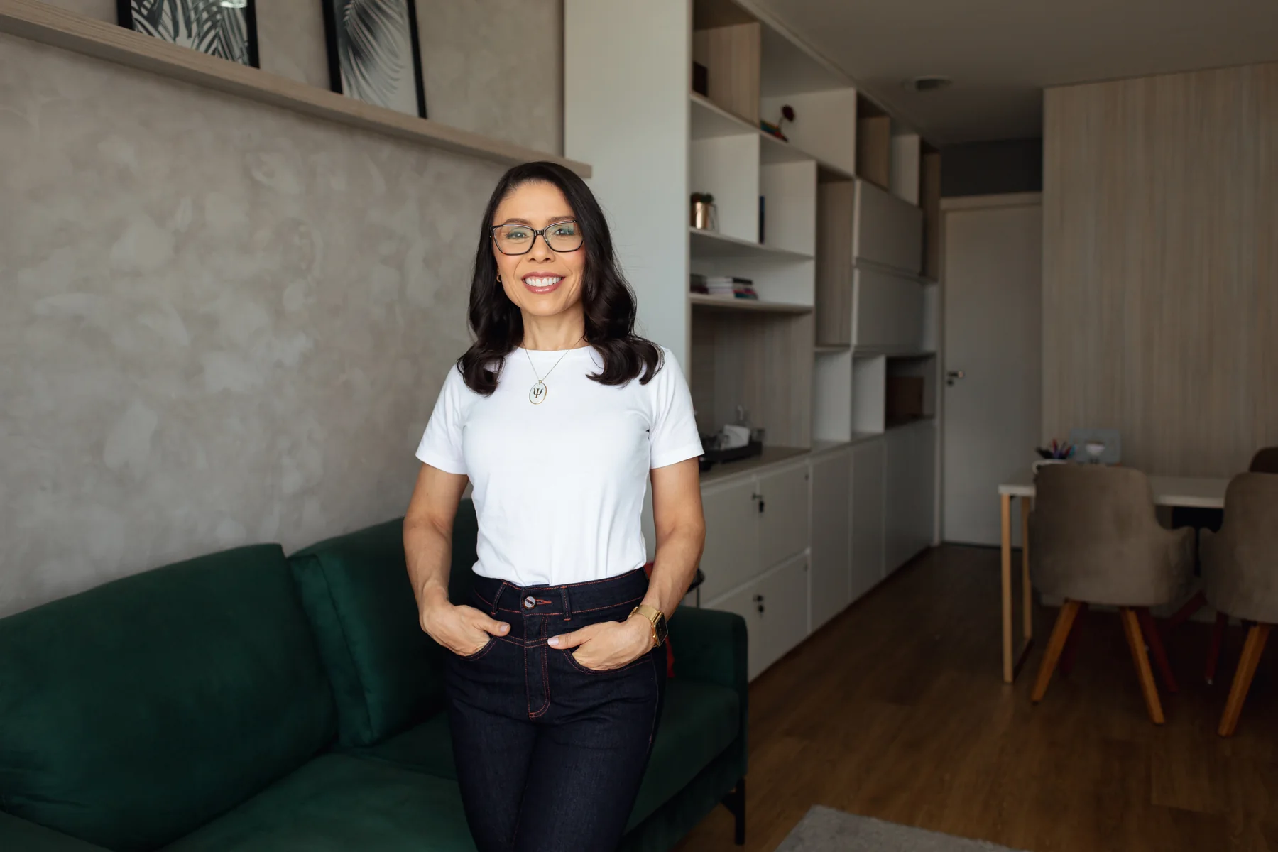 Silvia Morais em ambiente profissional